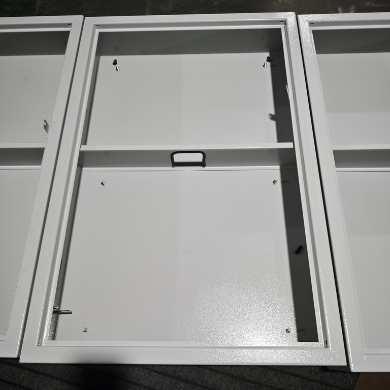 Ouyue Electric đã cho ra mắt vỏ hộp phân phối kim loại tách biệt hai lớp: với các vùng dòng điện mạnh và yếu riêng biệt và các đinh tán được lắp sẵn giúp rút ngắn thời gian lắp ráp cho các bộ hoàn chỉnh