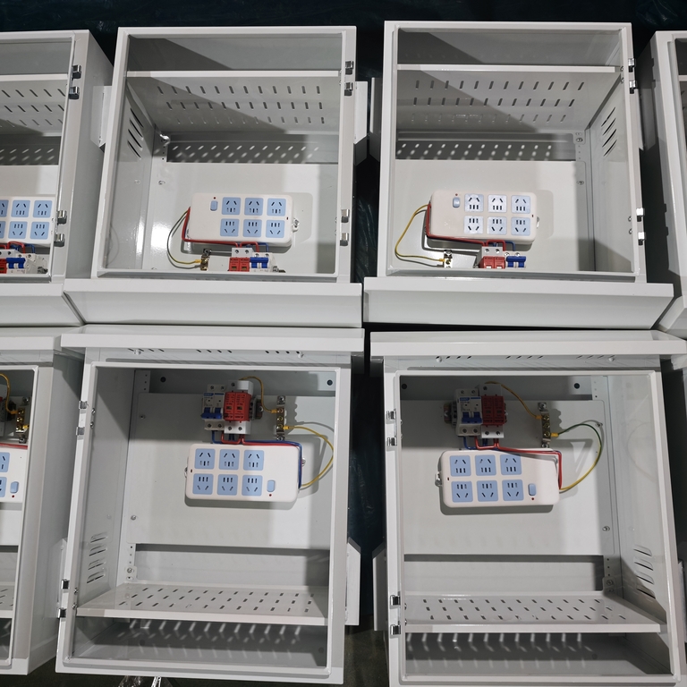 Ảnh thực tế sản xuất hàng loạt về hộp phân phối chống mưa ngoài trời của Ouyue Electric: Hiển thị toàn bộ quy trình từ vỏ kim loại tấm đến lắp ráp máy hoàn chỉnh