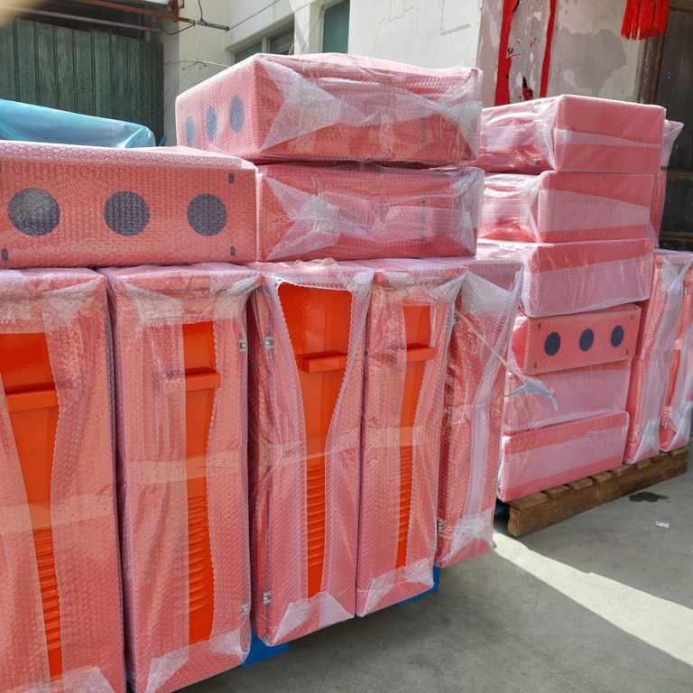 Các hộp phân phối màu cam sáng của Ouyue Electric được cung cấp đồng thời tại Hoa Kỳ: mẫu cảnh báo nhỏ và mẫu di động cỡ trung bình được đóng gói trong cùng một lô. Nhãn an toàn và thiết kế di động tương thích với điều kiện làm việc ở Bắc Mỹ